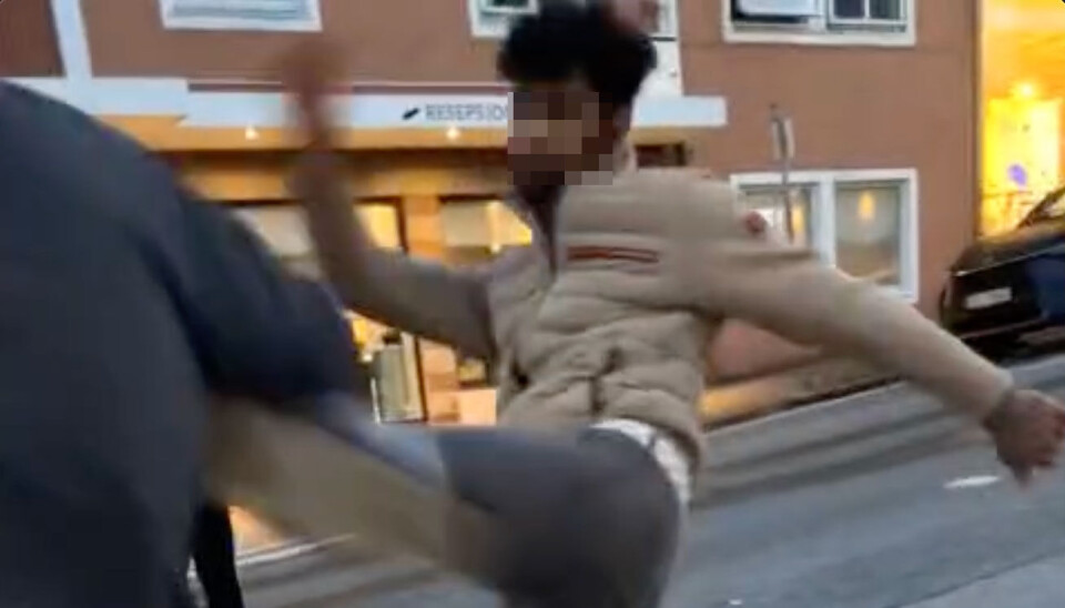 Her går 20-åringen til angrep natt til tirsdag 27. mai i Hauggata i Kristiansund sentrum. Foto: Leservideo/skjermbilde.