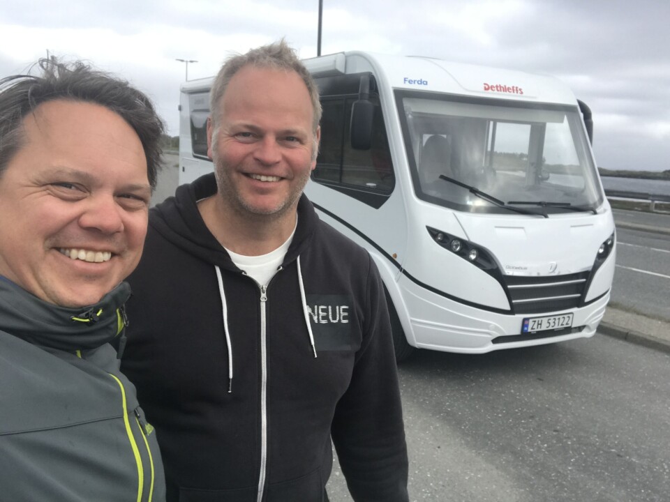 Ute på tur. F.v.: Bjarte Ragnhildstveit (reporter) og Erik Manshaus (foto). FOTO: TV 2