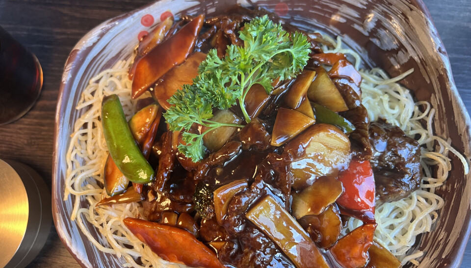 Nr 34, spesial karrikylling med sur-sterk saus.