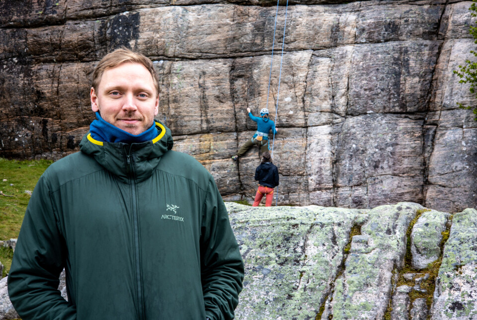 Håkon Hamre fra Averøy. Han er oppmann og kontaktperson for Kristiansund fjellklubb på Bremsnes klatrefestival. I bergveggen bak så klatrer