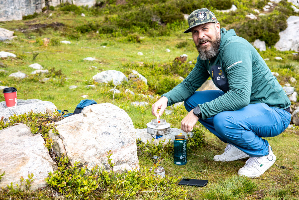 – En trenger ikke å klatre for å være med, du kan kose deg i campen, drikke kaffe og prate, sier han tydelig fornøyd ved primusen. Snart er kaffen klar.