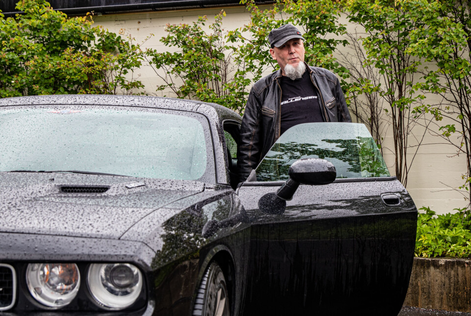 Jo Einan fra Ørjavika, med sin svarte Dodge Challenger SRT.