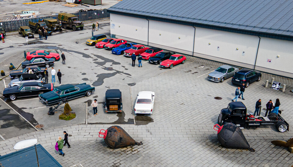 Cars and coffee avdeling bak Campus.