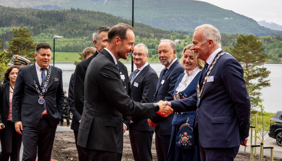 Kronprins Håkon Magnus hilser på ordfører i Kristiansund Kjell Nergaard (Ap) på mottakelsen ved det nye sykehuset på Hjelset.