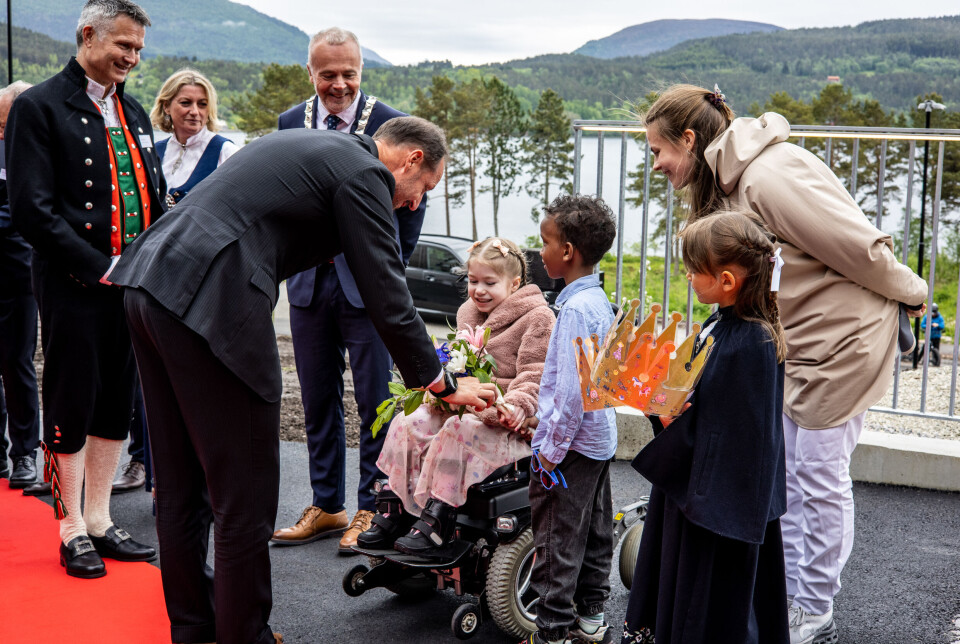 Kronprins Haakon Magnus hilser på barna som har møtt fram. Bak står Direktør Lødemel, Ordfører Nergaard. Sammen med barna står datteren til til Kjell Nergaard, som arbeider ved sykehuset.