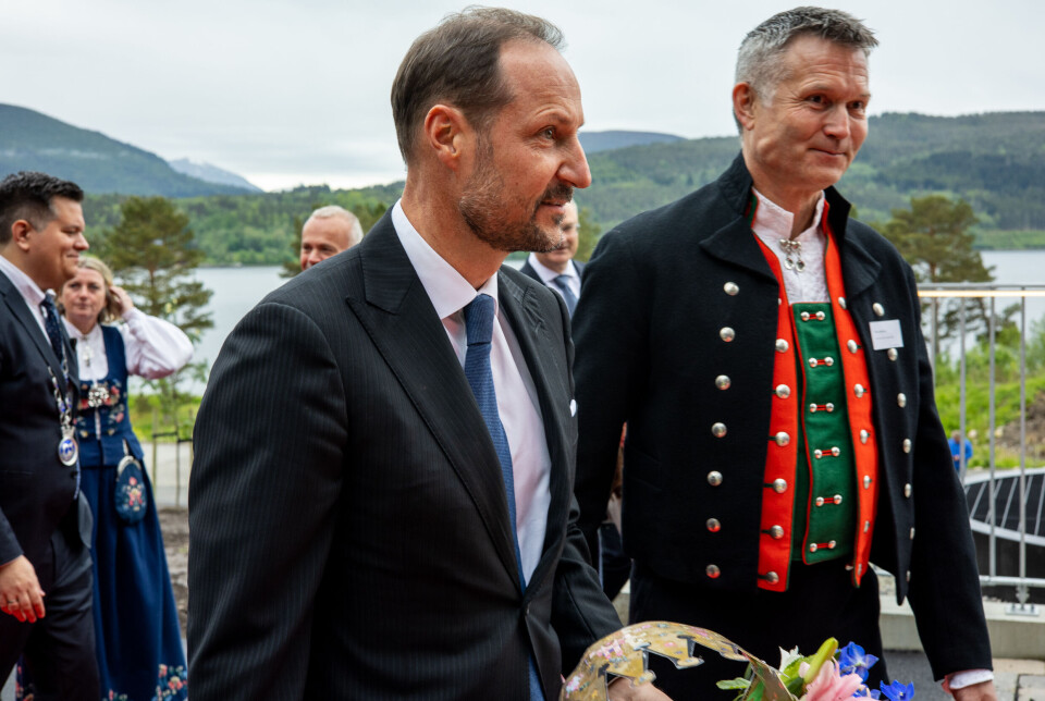 Kronprins Haakon Magnus sammen med Olav Lødemel som er direktør i Helse Møre og Romsdal.