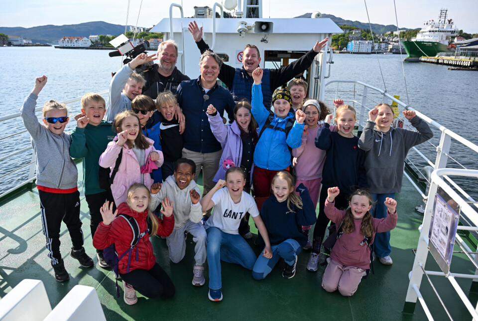 TV 2 sitt team fra God morgen Norge besøkte Kristiansund tirsdag 3. juni. Bak f.v.: fotograf Erik Manshaus, reporter Bjarte Ragnhildstveit og «Sundbåten-general» Arild Dybå-Eidem. Øvrige er elever fra fjerde klasse ved Dale barneskole i Kristiansund. Foran f.v. Johanne, Florence, Rikke, Ella, Runa. Andre rad f.v.:
Patrik, Ludvig, Sara, August, William, Tobias, Alise, Matilde, Jonas, Milica, Alva og Ida.
