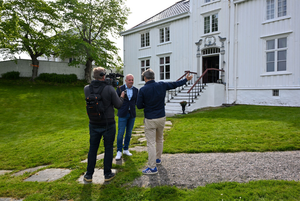 Ordfører Kjell Neergaard intervjues av TV 2-teamet.
