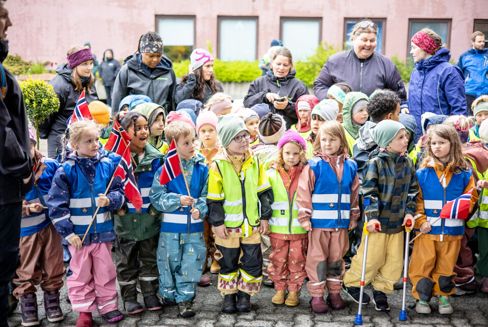 Kronprinsen ble møtt av barnehagebarn fra Blåttoppen Barnehage da han ankom Kristiansund DMS.