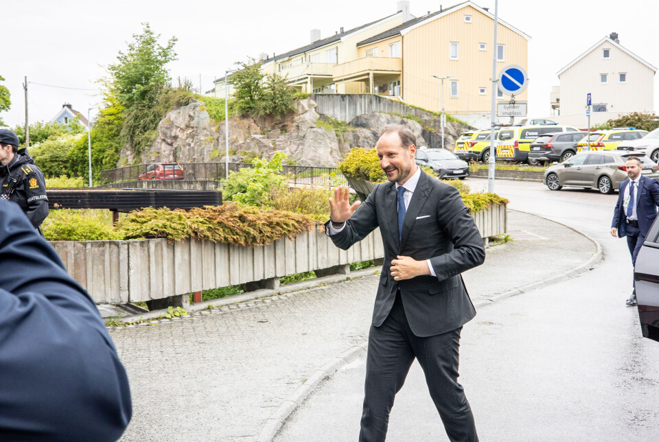 Kronprins Haakon Magnus ankommer Kristiansund Distriktsmedisinske Senter.