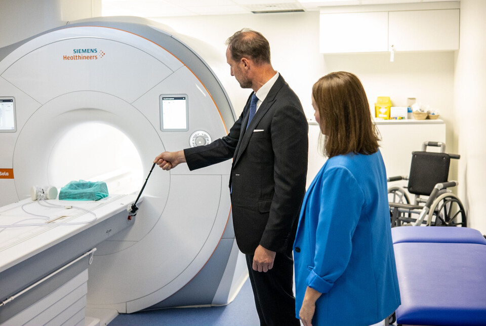 Kronprins Haakon får demonstrert vilke magnetiske krefter det er i CT- maskinen. Seksjonsleder for radiologisk avdeling i Kristiansund er Vibeke Aandahl forteller om tilbudet ved avdelingen.