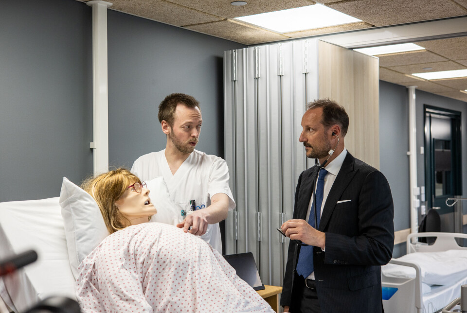 Mathias Dragseth Stenberg presenterte en voksen simuleringsdukke som kunne respondere og kommunisere, og kronprinsen fikk prøve å undersøke den simulerte pasienten med stetoskop.