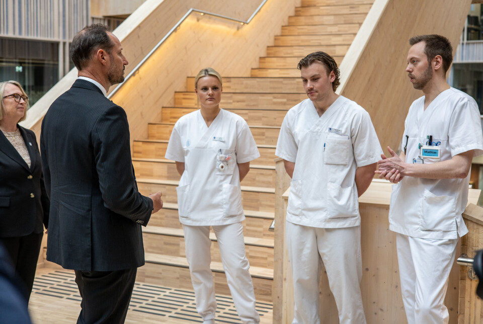 Fra venstre: Avdelingslder ved sykepleierutdanningen Bente Weiseth Frantzen, Kronprins Haakon Magnus, Sykepleierstudentene Carina Kjønsvik, Mathias Dragseth Stenberg. og Arild Maude Bakken.