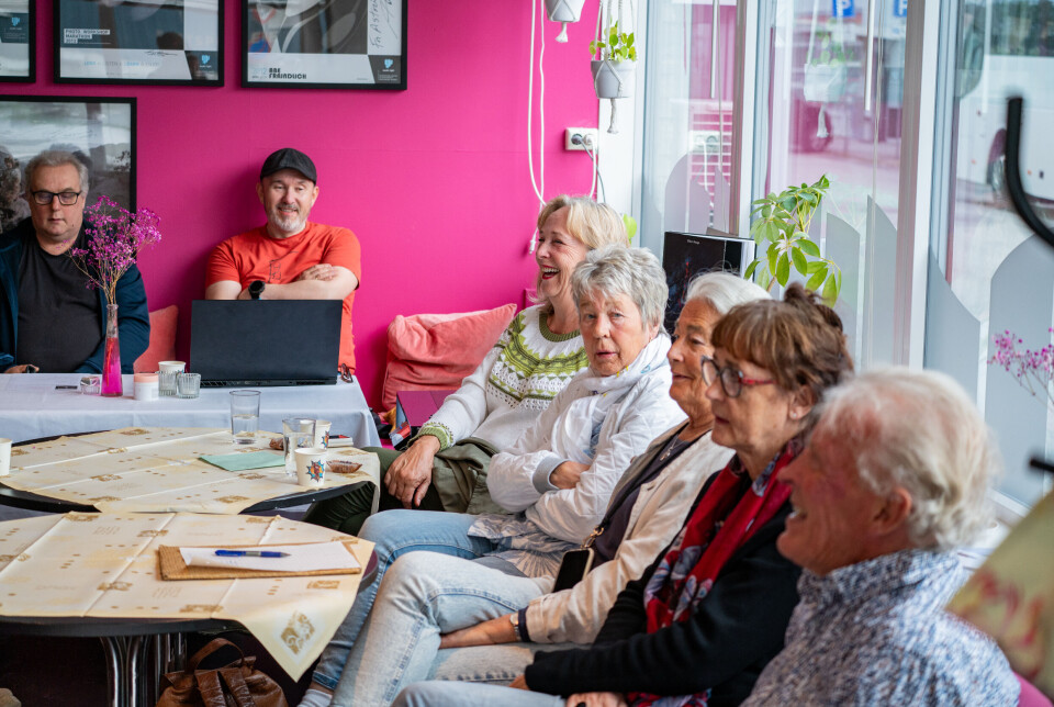 Noen av medlemmene under årsmøtet til Kristiansund Film- og Fotohistorisk Forening.