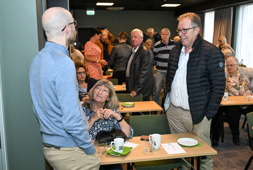 Ekteparet Torunn (63) og Knut Olav Hjelen (70) snakker med Martin M. Williams fra advokatfirmaet Øverbø Gjørtz.