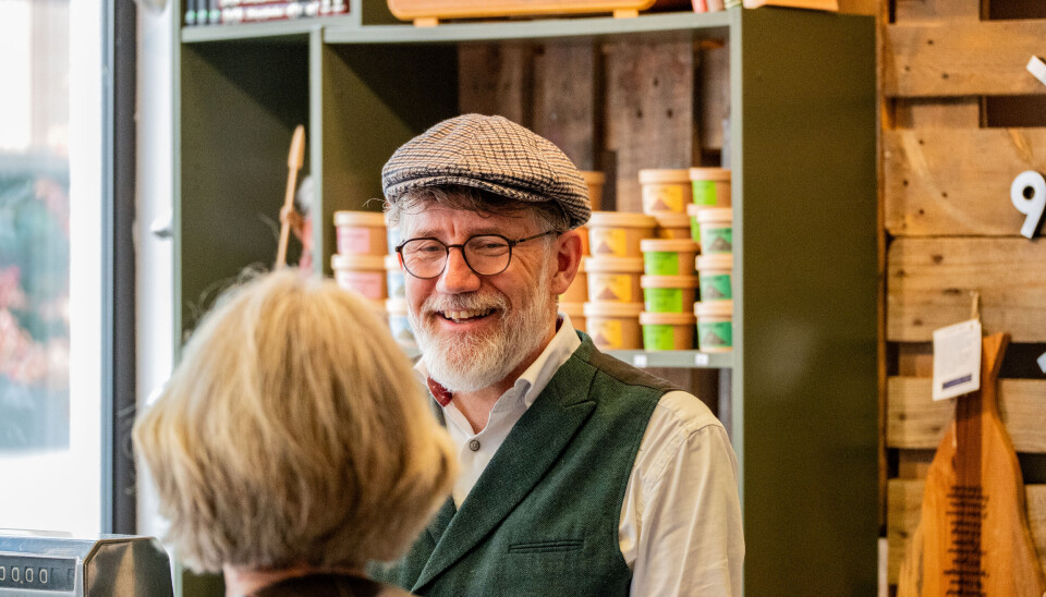 Tom Godtland i samtale med en kunde.