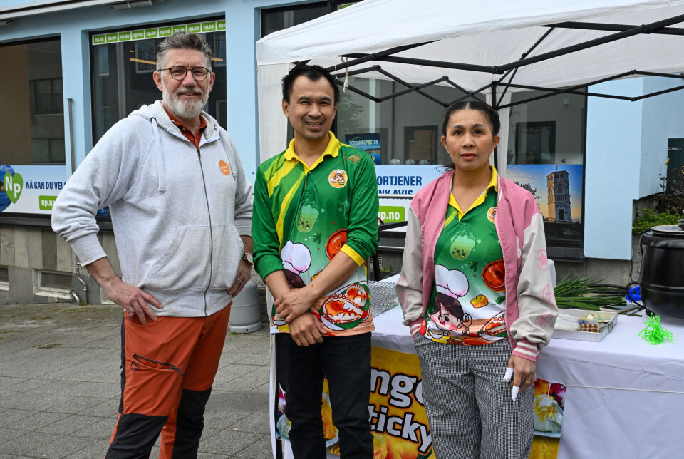 F.v.: Tom Godtland og bror og søster Prasit og Somjit Souybang fra Thailand. Utenfor NP sine lokaler i Nedre Enggate har flere matboder stilt seg opp, klar for Snadderfestivalen fredag 6., lørdag 7. og søndag 8.