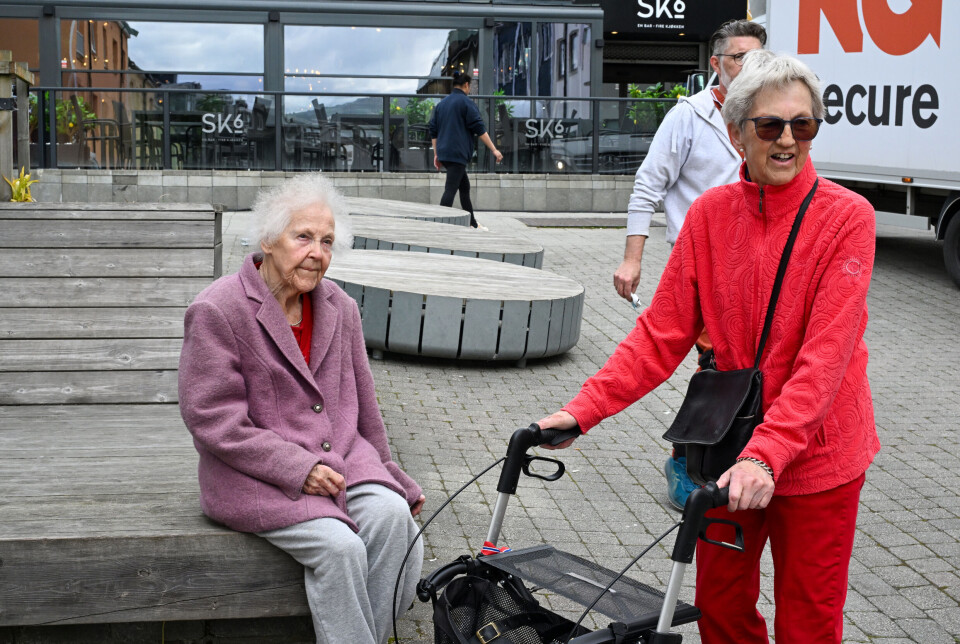 Venninenne Brita Skei (93) og Elisabeth Solli (79) bor begge i omsorgsboligen i Skolegata 12 og rusler i bygatene nesten daglig. – Vi skal prøve ut noe av maten som selges under Snadderfestivalen, sier Elisabeth.