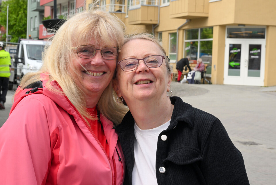 Søstrene Eva Aukan-Lervåg og Gunn Brønnum. Moren bor i bygget i bakgrunnen.