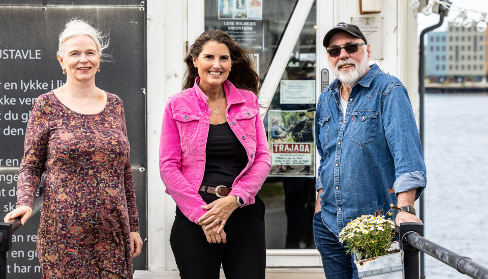 Foran inngangen til Innlandet- kultur og samfunnshus fra venstre Trude Abelsen TRAJADA, Elisabeth Bjerkestrand som er primus motor på kulturhuset og Jan Dahlen TRAJADA.
