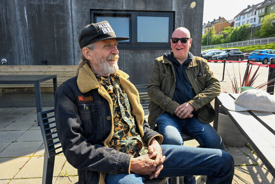 Øivind «Elg» Elgenes – vokalist og gitarist og Frode Alnæs – vokalist og gitarist i Dance With A Stranger utenfor Kulturfabrikken i Kristiansund.