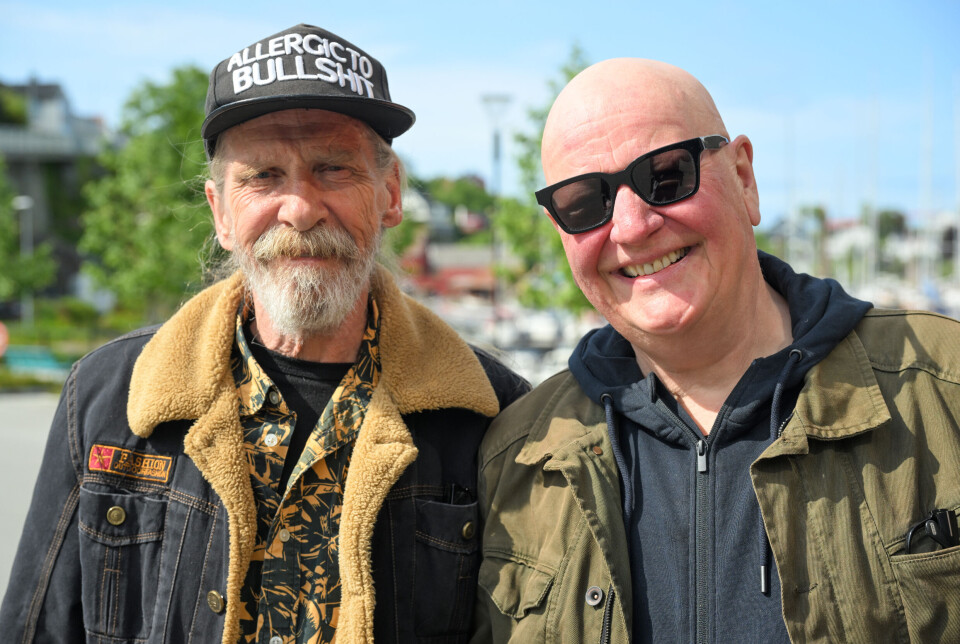 Øivind «Elg» Elgenes – vokalist og gitarist og Frode Alnæs – vokalist og gitarist i Dance With A Stranger utenfor Kulturfabrikken i Kristiansund.
