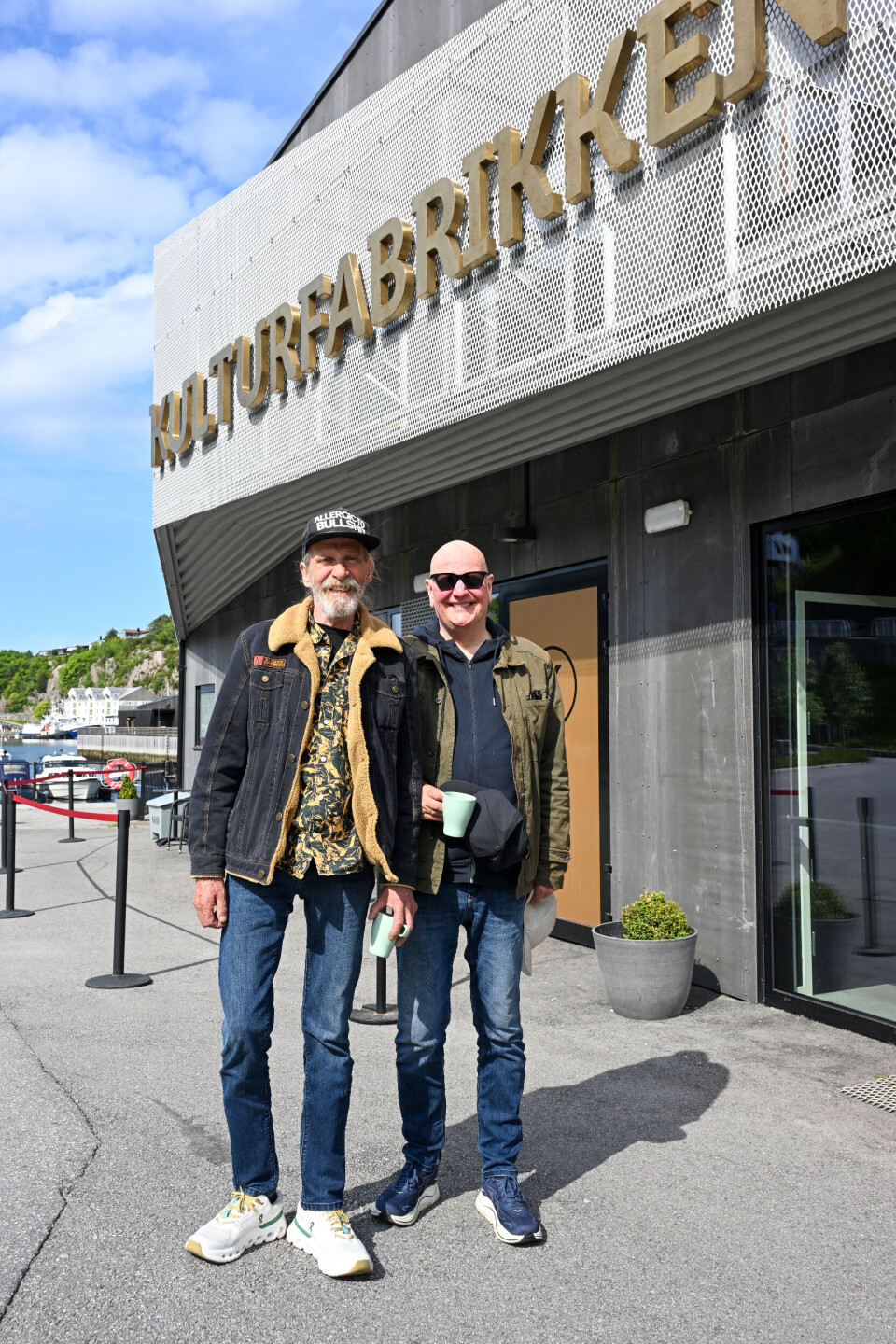 Øivind «Elg» Elgenes – vokalist og gitarist og Frode Alnæs – vokalist og gitarist i Dance With A Stranger utenfor Kulturfabrikken i Kristiansund.