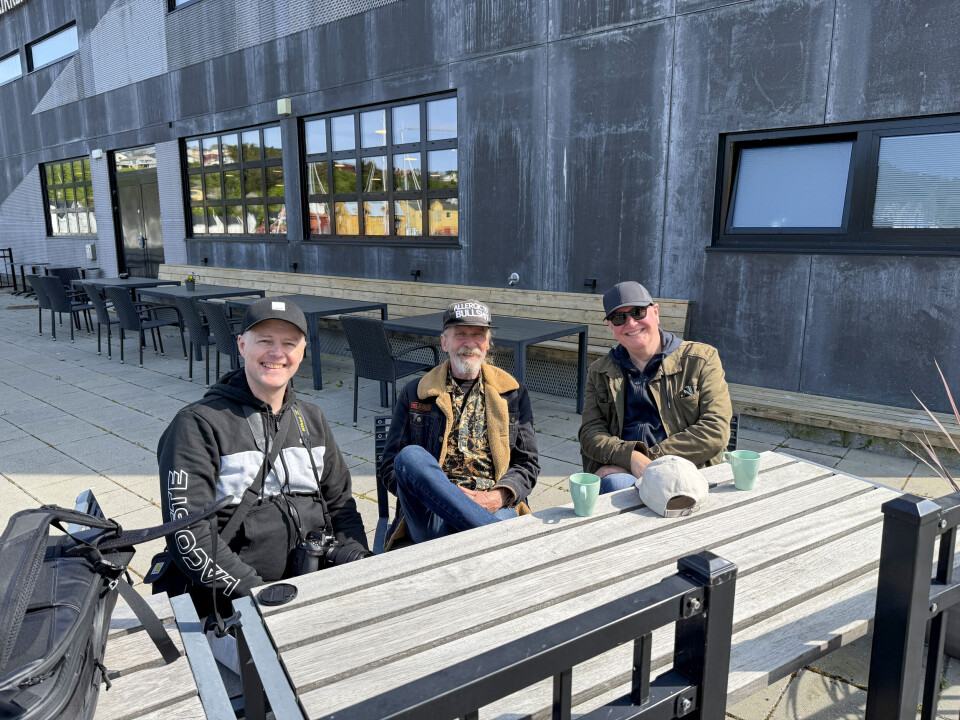 Over 38 år siden det første intervjuet John Berge gjorde med Dance With a Stranger, møtte han nå gutta igjen til samlet intervju for første gang på nærmere 28 år. F.v.: redaktør John Berge i Nordmørsposten, Øivind «Elg» Elgenes – vokalist og gitarist og Frode Alnæs – vokalist og gitarist i Dance With A Stranger utenfor Kulturfabrikken i Kristiansund.