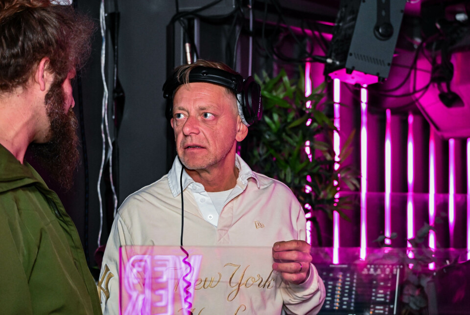 Henke Foss fra DJ LAüGET i snakk med Tommy Tee.