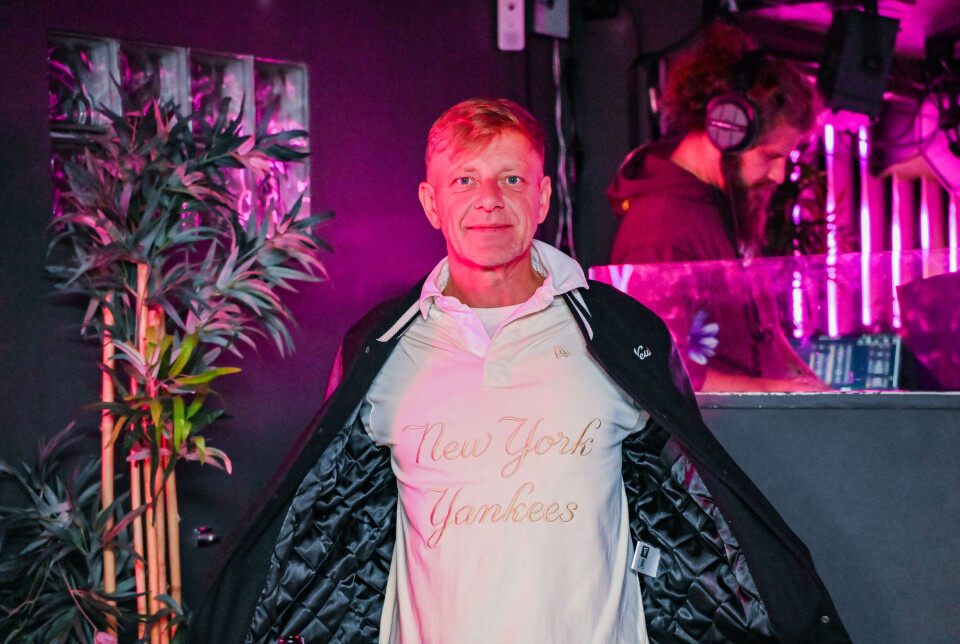 Tommy Tee foran DJ-miksepulten på utestedet Vera.