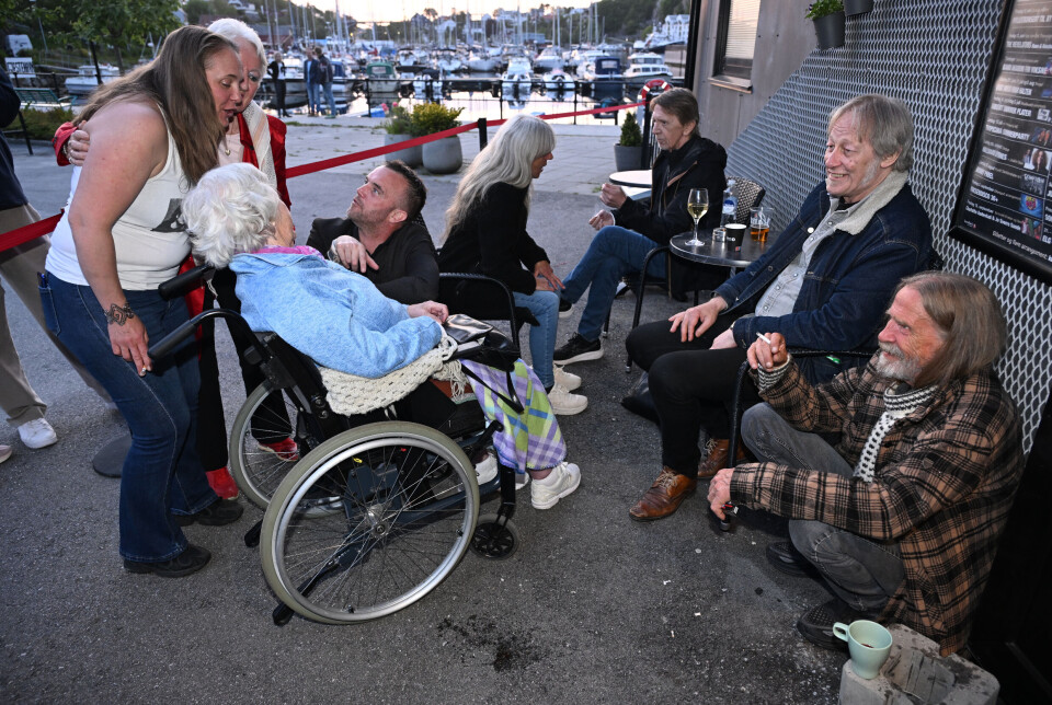 Elgenes-klanen med venner samlet til en prat etter konserten.