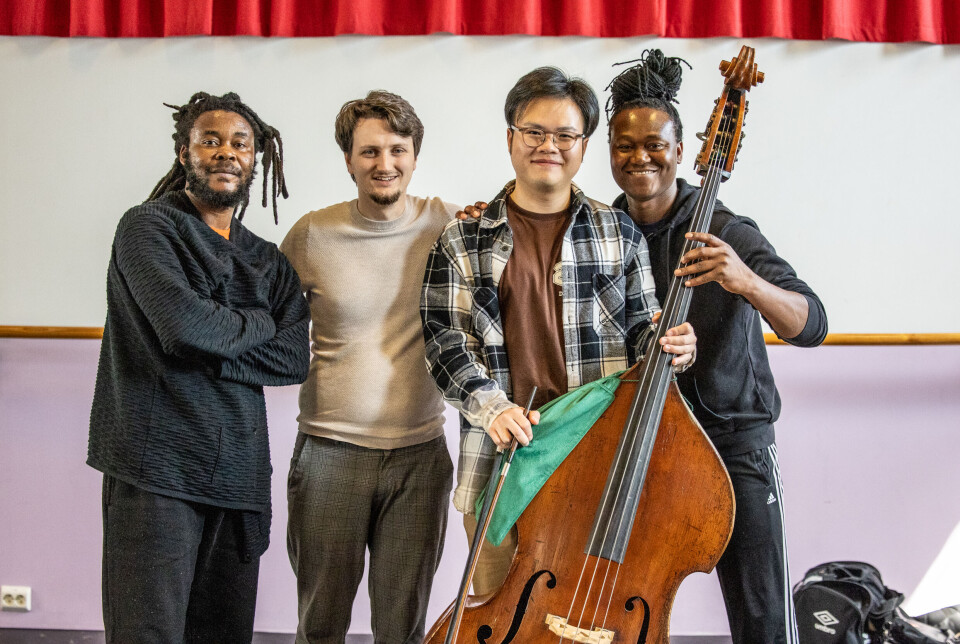 Fra venstre: Danseren Mcintosh Jerahuni, komponist Mikkel Alvheim Åse fra Bergen, kontrabassist Haonan Ding fra Kristiansund Symfoniorkester og Tendai Malvine Makurumbandi.
