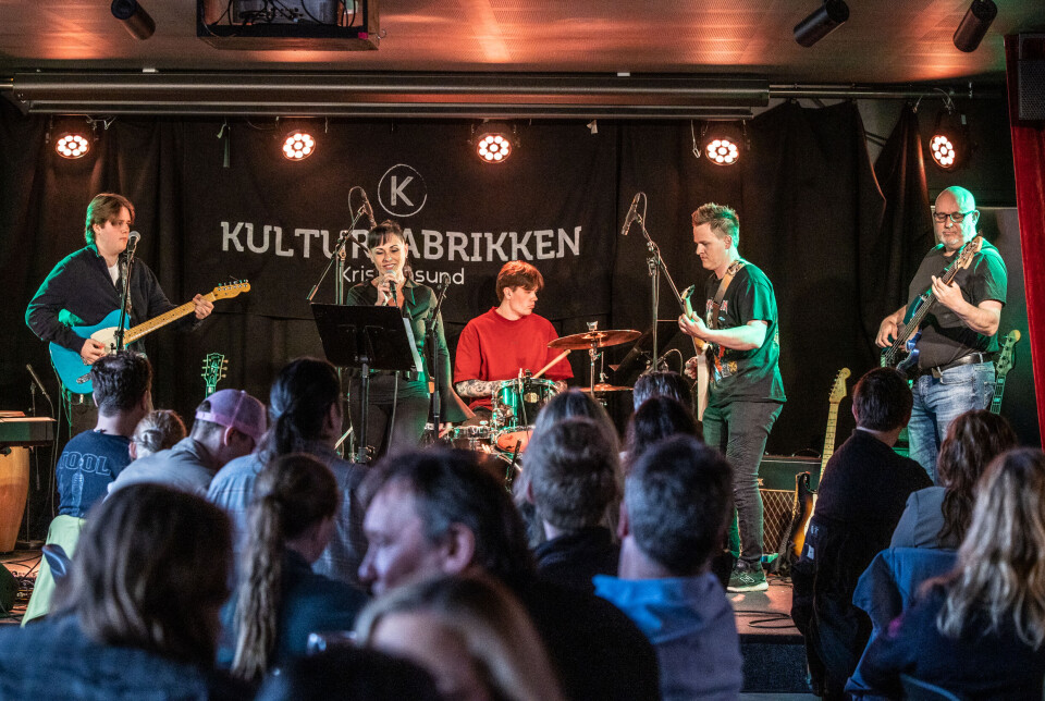 Her spiller et av bandene som har kommet ut fra Bandcamp.