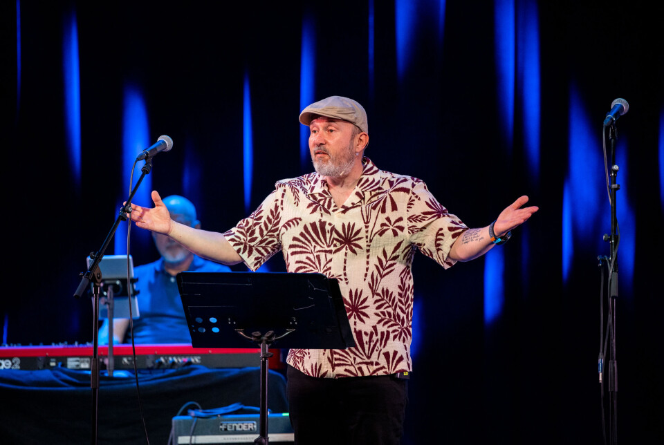 Konferansier Roar Halten. Hans Olav Hansen bak pianoet.