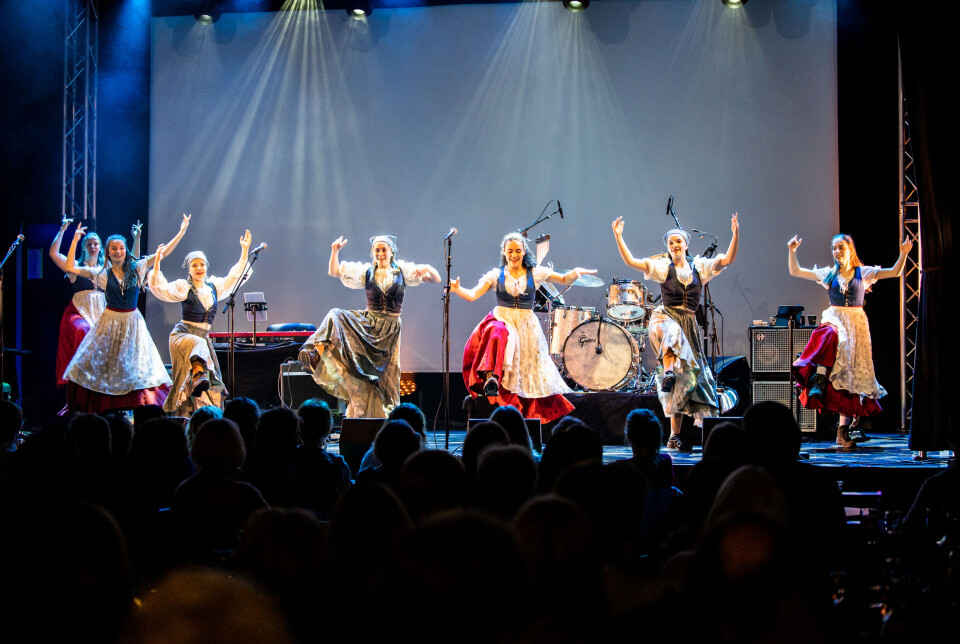 Fra venstre på scenen:
Lotta Skuttholm, Hedda Kjønnø Hoem, Ingeborg Hermundsli, Aurora Steira, Julia Ferra, Marta Lein, Åshild Sele-Eikrem og Sofie Godø.