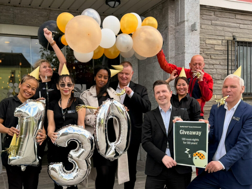 Ansatte ved Quality Hotel Grand markerer hotellets jubileum.