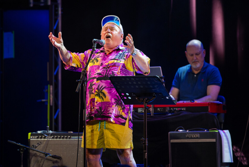 Dagfinn Larsen. Bak: Hans Olav Hansen på piano.