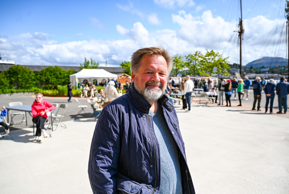 Jørn Aasprong stiller opp under forestillingen foran Campus.