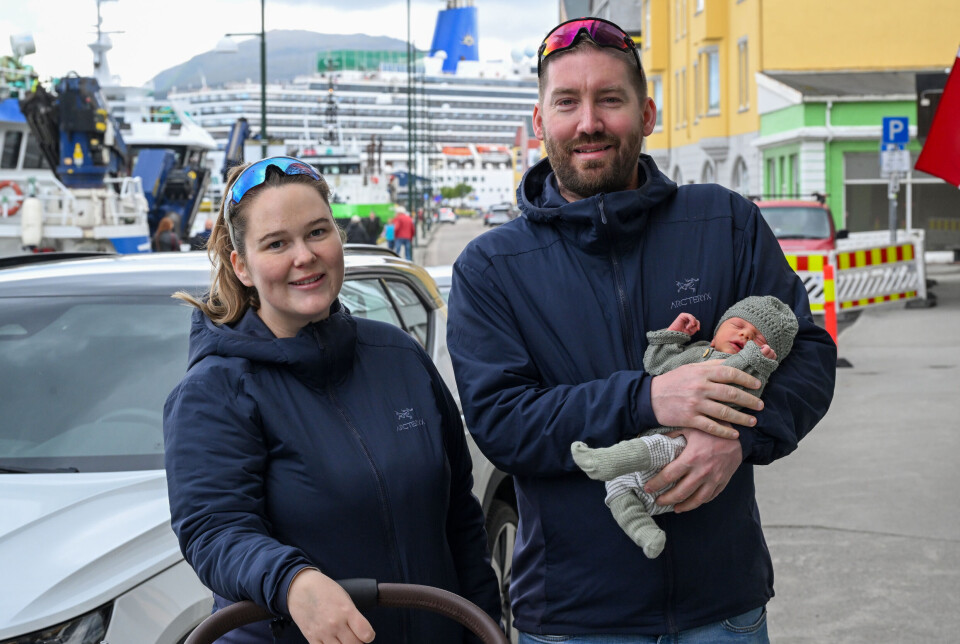 Kristine Tverå (29), Pål Erik Forsnes (41) og vesle Filip på kaia i Kristiansund.