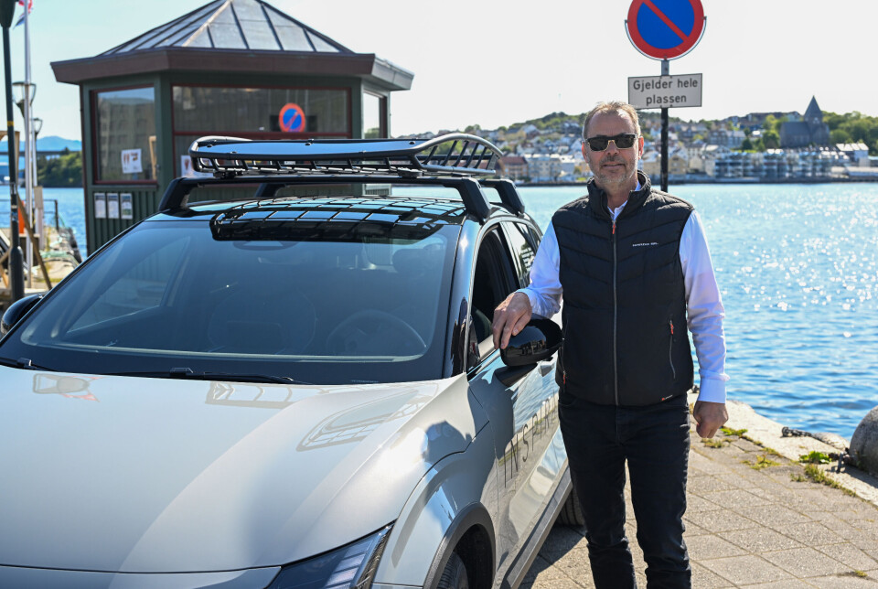 Aasmund Brevik, daglig leder hos Nardo Bil Nordvest AS og leder for Nordmøre og Romsdal Bilbransjeforening, foran en ny Volvo EX30 Cross Country.