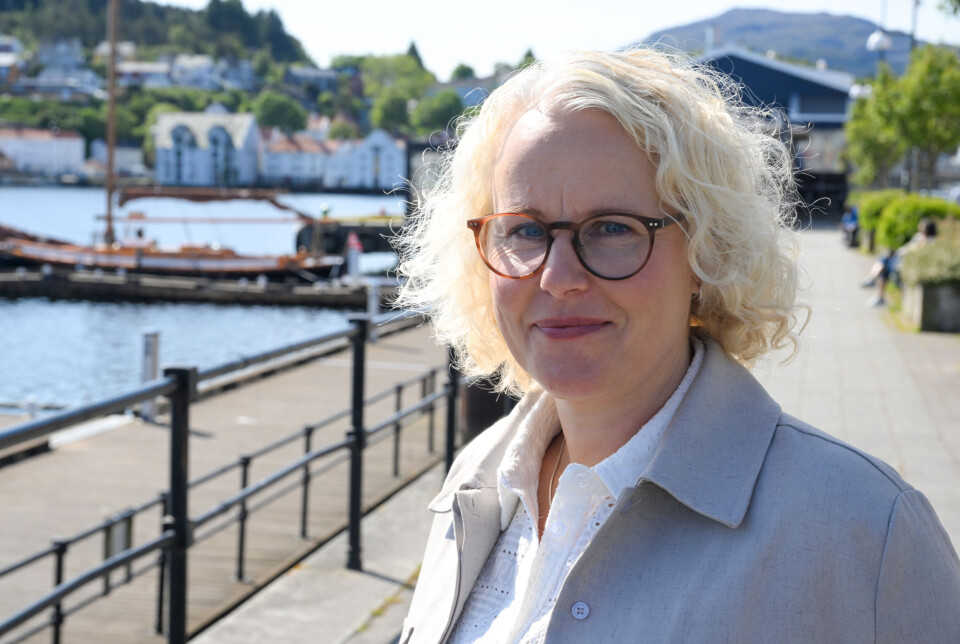 Biler, båter, boller og barn på bryggekanten