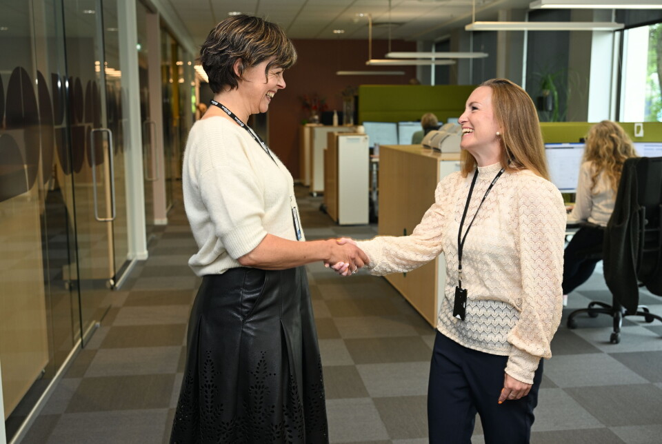 Birgitte Flatsetøy (t.h.), Controller Finans i SpareBank 1 Nordmøre, ønskes velkommen av Kathrine Gjestad, direktør for organisasjon og utvikling (t.v.) FOTO: NORDMØRSPOSTEN