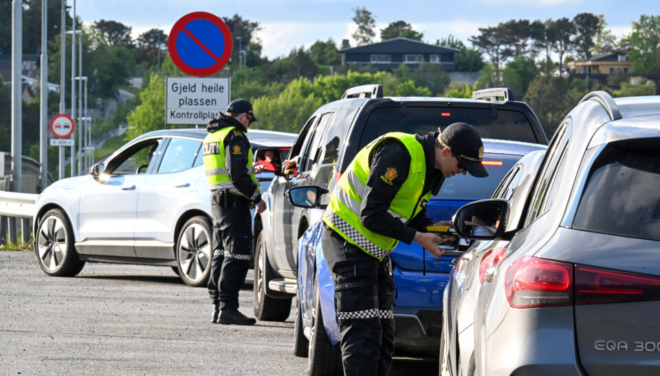 Utrykningspolitiet (UP) på kontroll ved Nordsundbrua i Kristiansund.