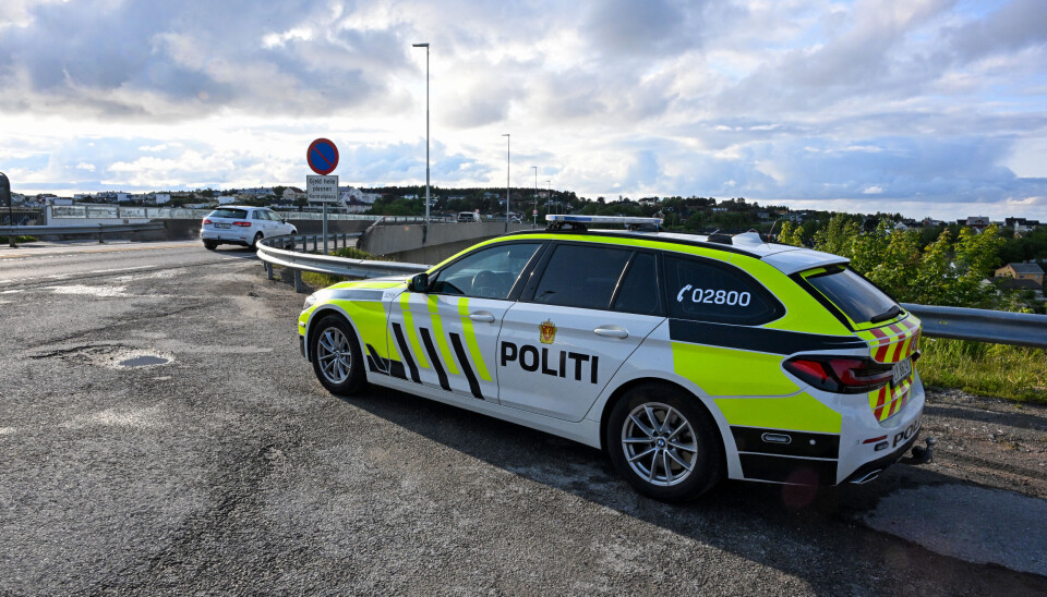 Utrykningspolitiet (UP) på kontroll ved Nordsundbrua i Kristiansund. Politi, politibil.