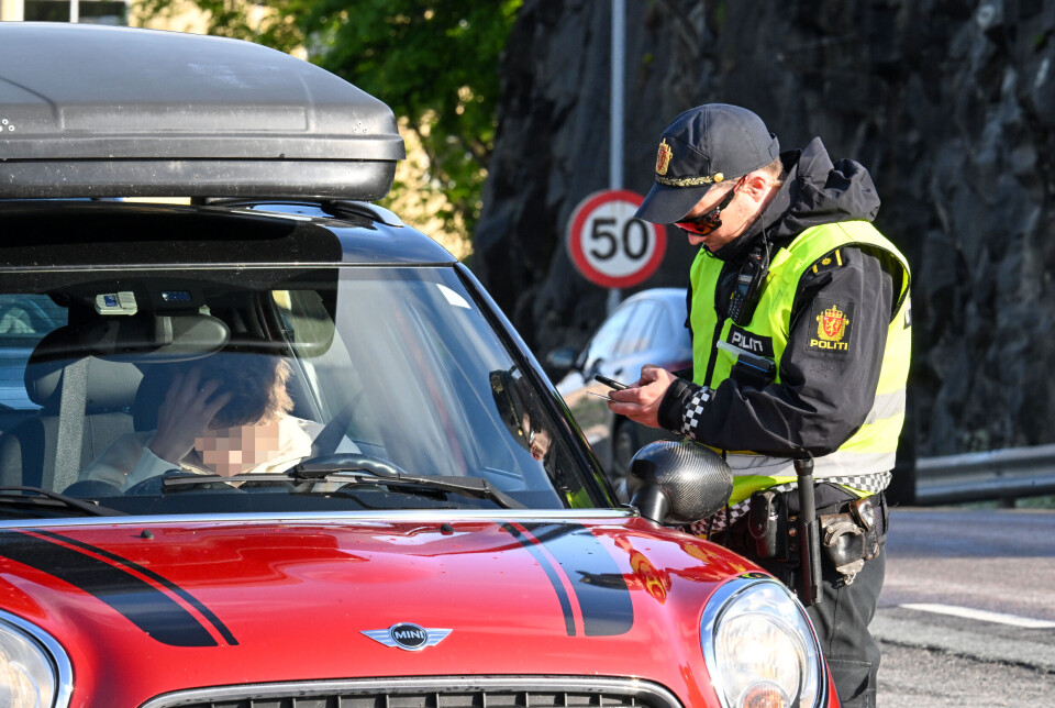 Utrykningspolitiet (UP) på kontroll ved Nordsundbrua i Kristiansund.