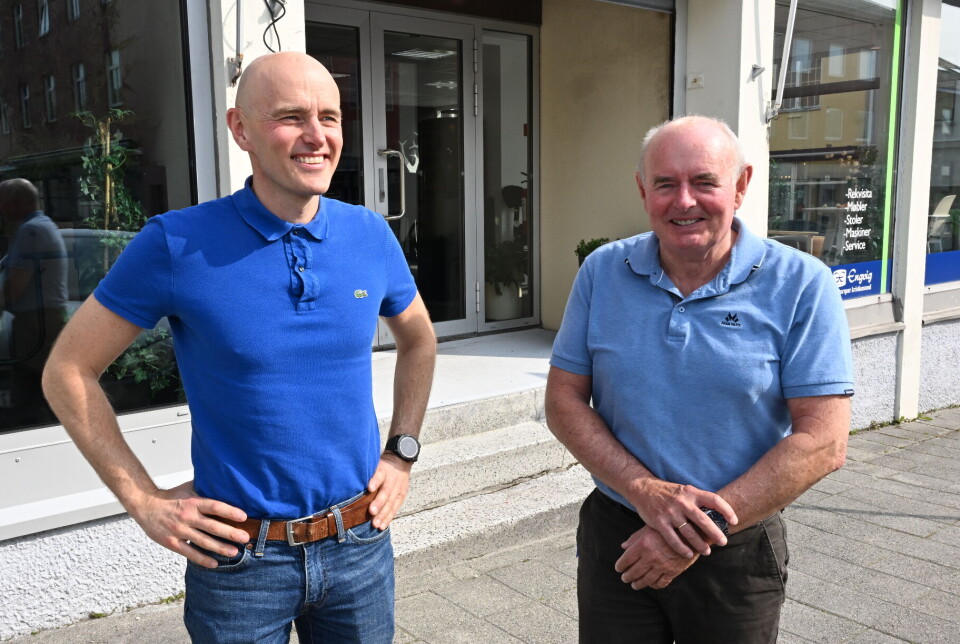 Far og sønn Harald Engvig (72) og Einar Engvig (49) foran Einar Engvig AS, etablert i 1925. FOTO: NP.no