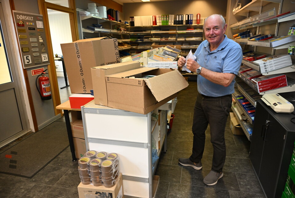 Harald Engvig (72) er fortsatt i full aktivitet. Her pakker han ut nye varer. FOTO: NP.no