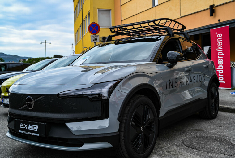Volvo EX30 med takgrind, en kul liten SUV.