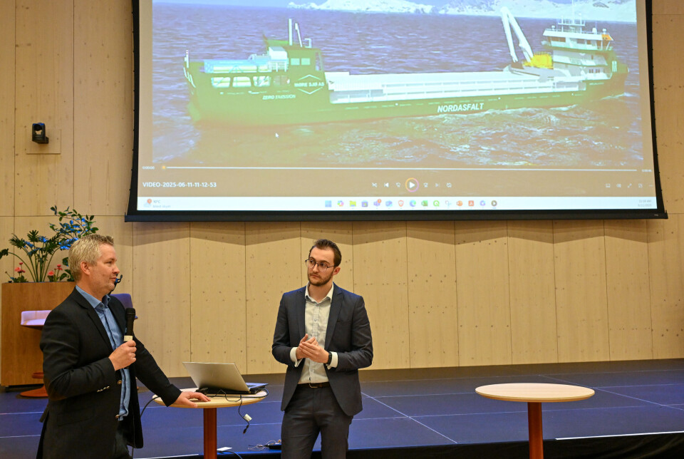 Torstein Holsvik, reder og styreleder, (t.v.) fra Møre Sjø introduserte de nye bulkskipene som skal gå på hydrogen og bunkre direkte fra anlegget. T.h: Ernes Cereku, forretningsutvikler i GreenH.