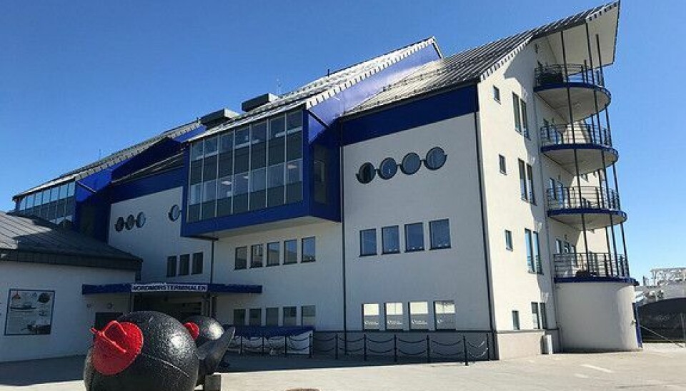 Vi holder til i moderne og romslige lokaler i Nordmørsterminalen på Devoldholmen, like ved Campus Kristiansund og med utsikt over Norges flotteste havn.